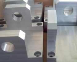What are the common problems in processing precision hardware stamping parts?